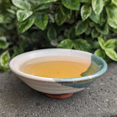 Tasse à thé Traditionnelle Chinoise Blanche et Verte, forme Plate 55ml