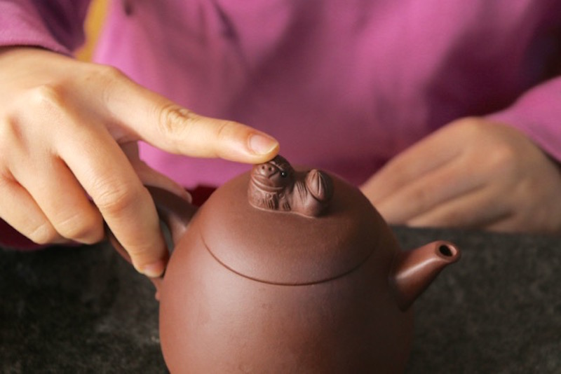 holding an yixing teapot: 1 hand method