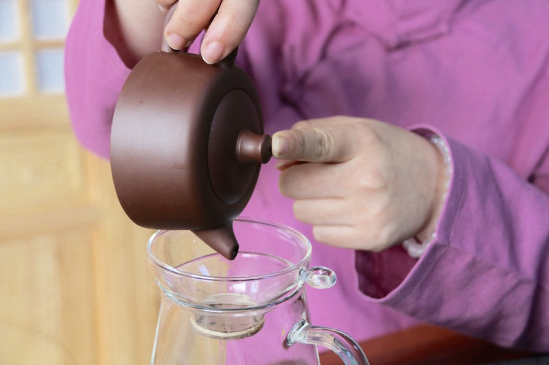 how to pour with a zisha teapot 2 hand method