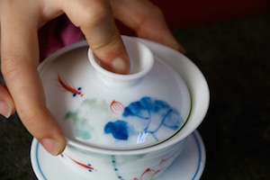 how to hold gaiwan to pour
