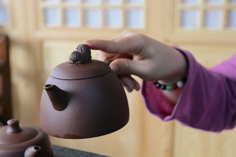 how to use an yixing teapot: hold with 1 hand